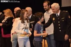 Los estudiantes recogiendo sus carnets / José Herrero