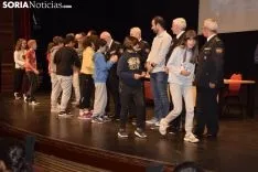 Los estudiantes recogiendo sus carnets / José Herrero