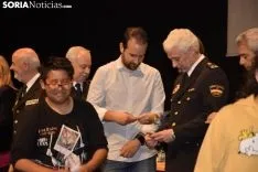 Los estudiantes recogiendo sus carnets / José Herrero