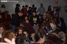 Los estudiantes recogiendo sus carnets / José Herrero