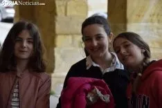 Los estudiantes recogiendo sus carnets / José Herrero