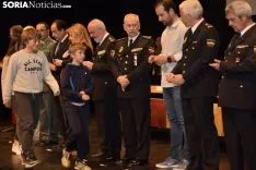 Los estudiantes recogiendo sus carnets / José Herrero