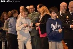 Los estudiantes recogiendo sus carnets / José Herrero