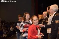 Los estudiantes recogiendo sus carnets / José Herrero