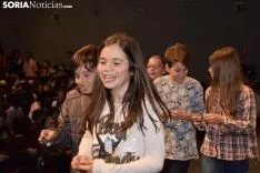 Los estudiantes recogiendo sus carnets / José Herrero