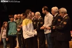 Los estudiantes recogiendo sus carnets / José Herrero