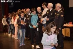 Los estudiantes recogiendo sus carnets / José Herrero
