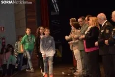 Los estudiantes recogiendo sus carnets / José Herrero