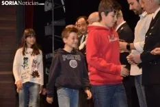 Los estudiantes recogiendo sus carnets / José Herrero