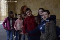Los estudiantes recogiendo sus carnets / José Herrero