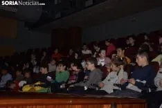 Los estudiantes recogiendo sus carnets / José Herrero