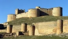 Imagen del impresionante castillo de Berlanga de Duero, con sus imponentes murallas.