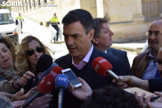 Pedro Sanchez con los medios en Soria. / José Herrero