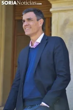 Pedro Sanchez con los medios en Soria. / José Herrero