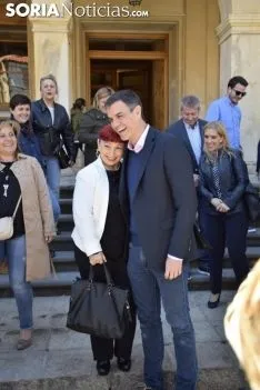 Pedro Sanchez con los medios en Soria. / José Herrero