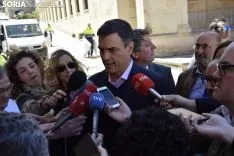 Pedro Sanchez con los medios en Soria. / José Herrero