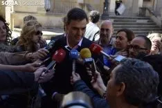 Pedro Sanchez con los medios en Soria. / José Herrero