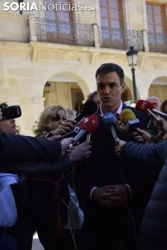 Pedro Sanchez con los medios en Soria. / José Herrero