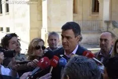 Pedro Sanchez con los medios en Soria. / José Herrero