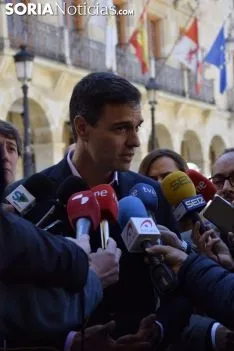 Pedro Sanchez con los medios en Soria. / José Herrero