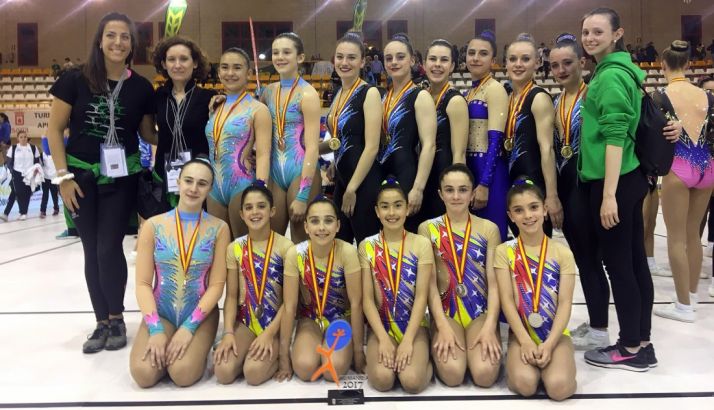 Las gimnastas sorianas con sus medallas. /CGD
