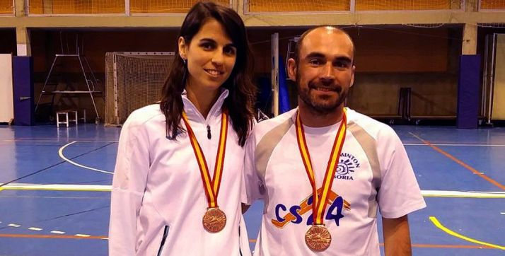 Esther Pereira y David Hernansanz con sus medallas.
