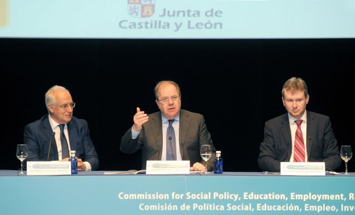 Herrera, entre Ceniceros (izda.) y el alcalde de Burgos Javier Lacalle. /Jta.