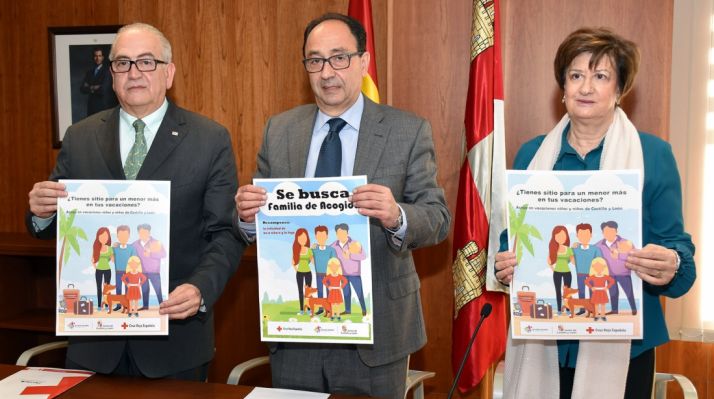 Modesto Fernández, Manuel López y Mª Paz Gil con los carteles de la campaña. /Jta.