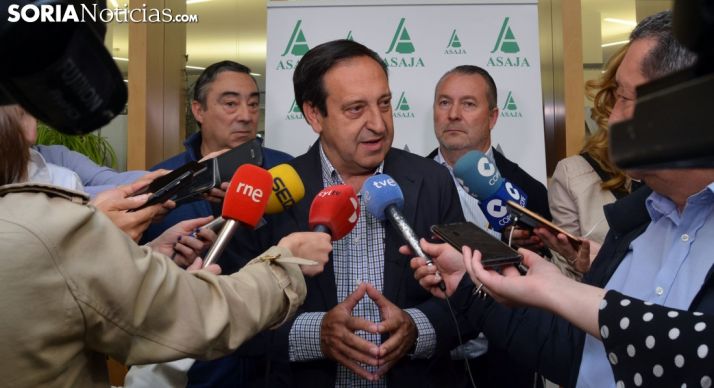 Pedro Barato, flanqueado por Carmelo Gómez (izda.) y Donaciano Dujo. /SN