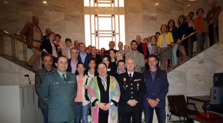 La subdelegada (ctro. en primer plano), tras la reunión con las agrupaciones. /Subdeleg.