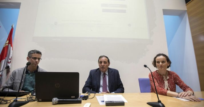 El consejero de Sanidad, (ctro.) en la presentación del servicio. /Jta.