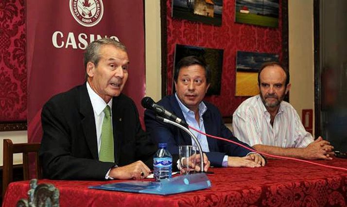 El autor (a la izda. junto a Saínz y Martínez Laseca), ya ganó la tercera edición. 