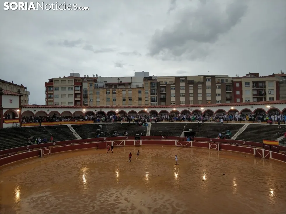 Foto 2 - Aplazada la novillada de la tarde del Viernes de Toros por un diluvio esperado