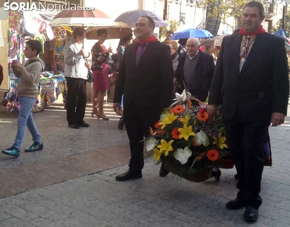 Una imagen de la comitiva floral antes de llegar santuario de la Virgen de los Milagros. /Ainalb Alomar