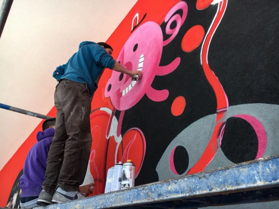 Foto 2 - El mural del Certamen de Creaci&oacute;n Joven va tomando forma