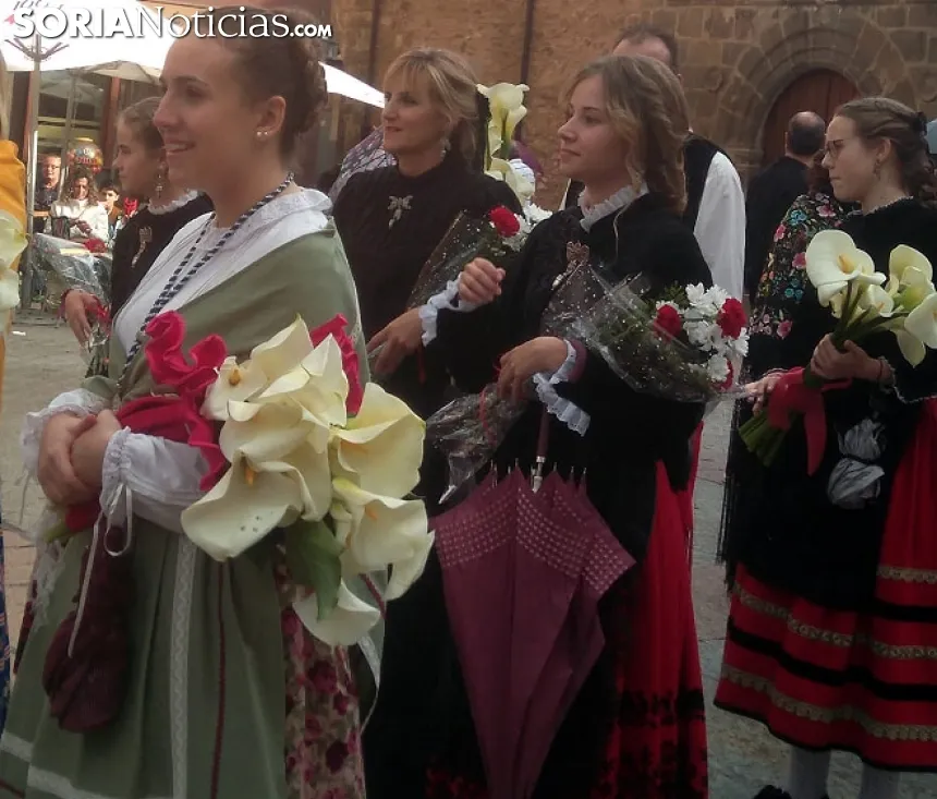Una imagen de la comitiva floral antes de llegar santuario de la Virgen de los Milagros. /Ainalb Alomar