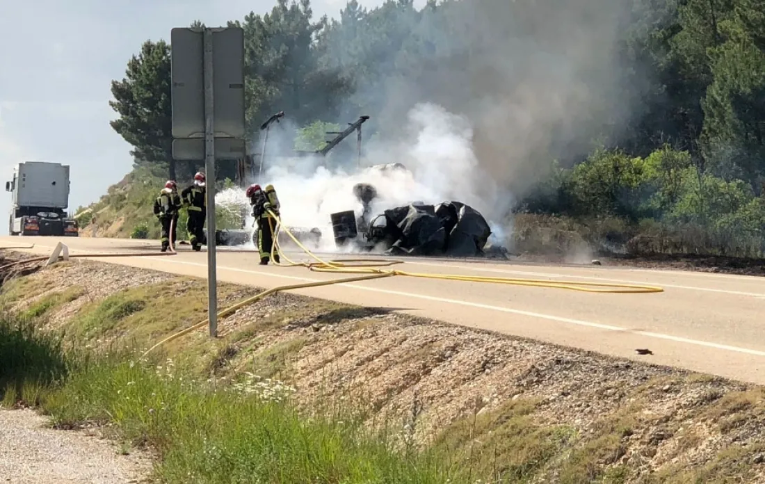 Foto 2 - La N-122, cortada por el incendio de un cami&oacute;n