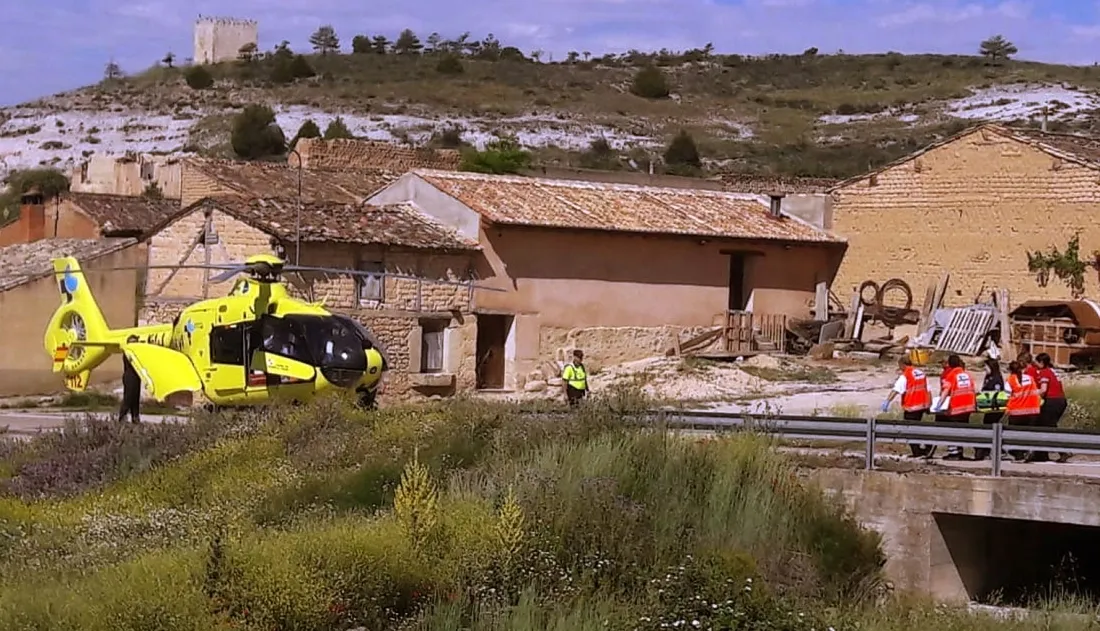 Personal del Sacyl lleva al herido al helicóptero. /Subdelg.