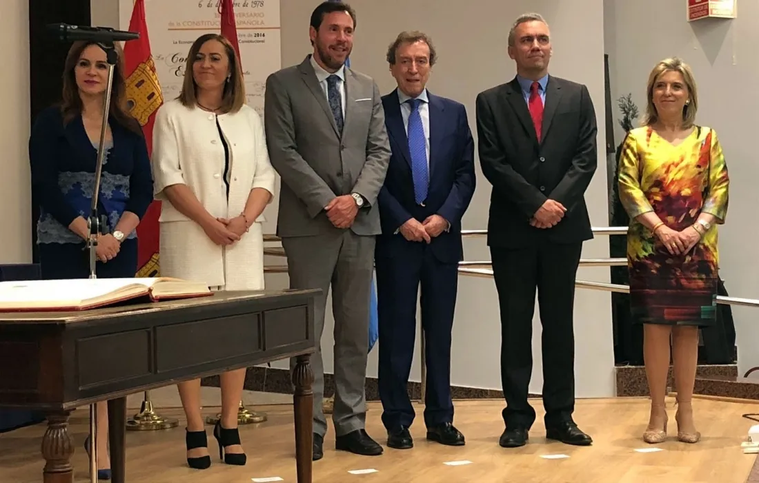 Barcones (2º izda.), junto a Clemente, Puente, De Santiago-Juárez, Izquierdo y la delegada saliente, María José Salgueiro. /EP