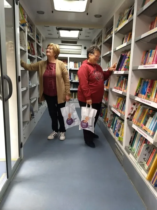 Foto 2 - Los Bibliobuses repartir&aacute;n 5.000 bolsas conmemorando sus 30 a&ntilde;os de andadura