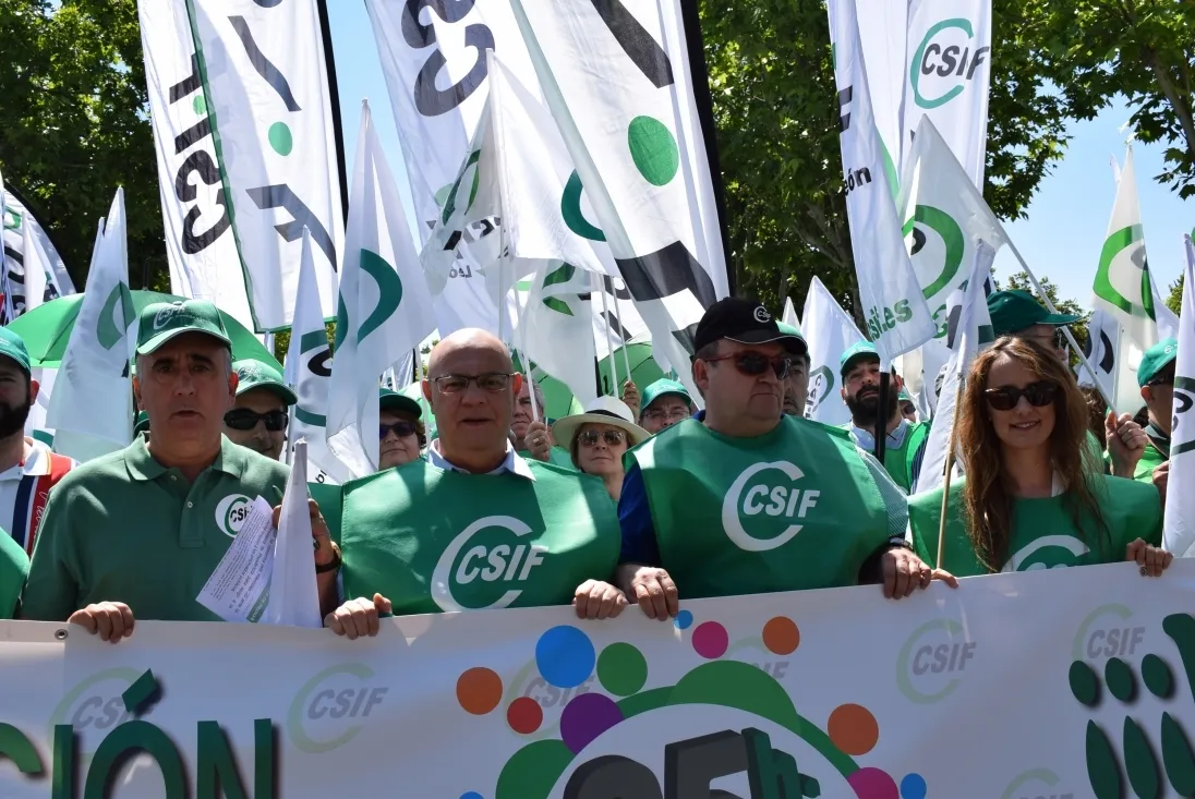 Foto 2 - Medio millar de delegados de CSIF exigen negociaci&oacute;n y las 35 horas ante la Consejer&iacute;a de Presidencia