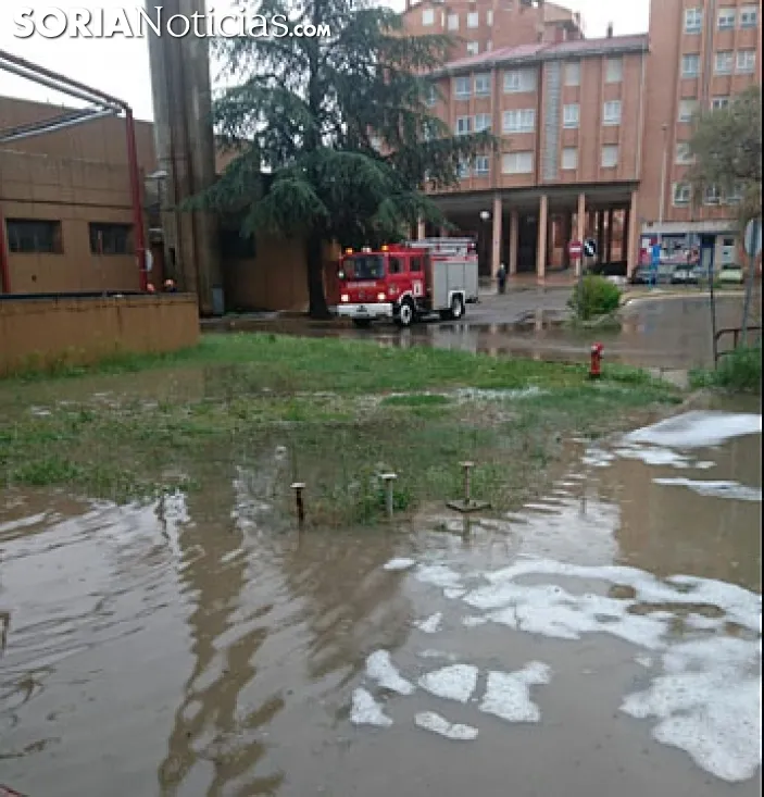 Los bomberos en el hospital de Santa Bárbara. /SN