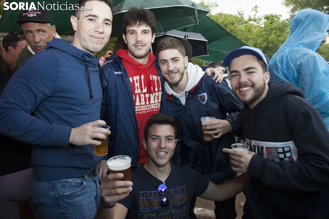 Foto 11 - Fotograf&iacute;as: el color del cielo no amarga la fiesta del Lavalenguas en los chiringuitos