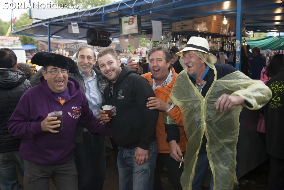 Foto 7 - Fotograf&iacute;as: el color del cielo no amarga la fiesta del Lavalenguas en los chiringuitos