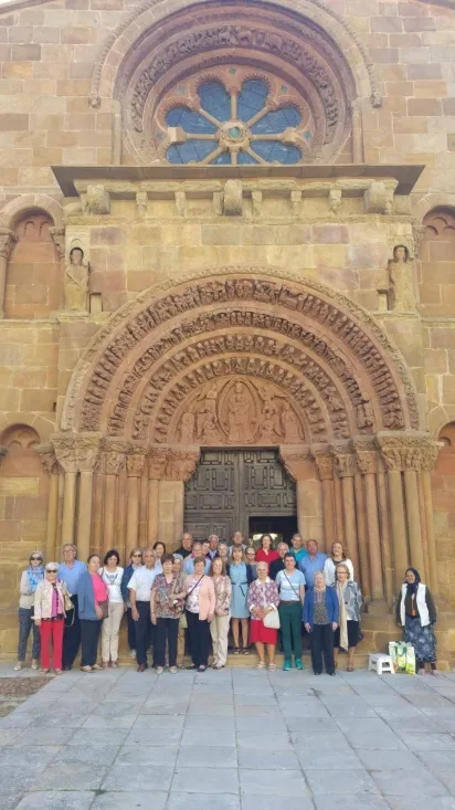 Foto 2 - Medio centenar de fieles peregrinan al monasteria de las Hermanas Clarisas de Soria
