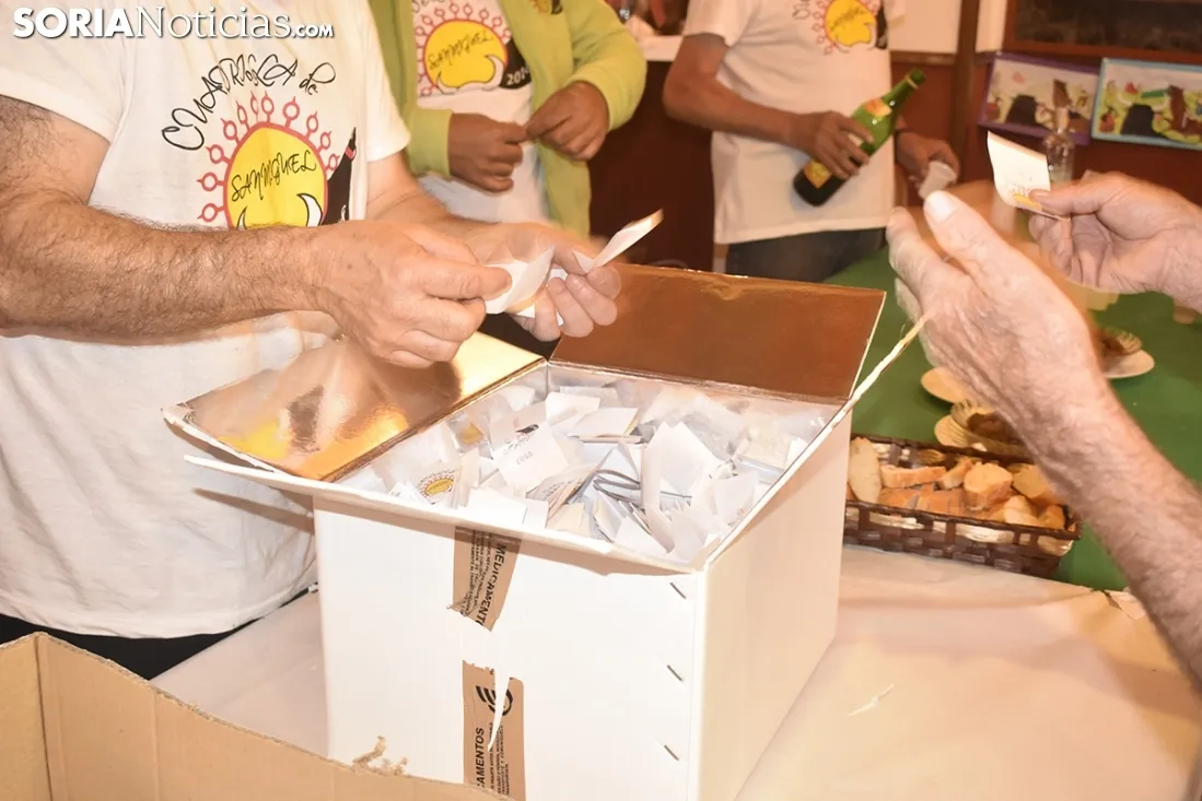 Reparto de la tajada en crudo en los locales de cuadrilla. /EM