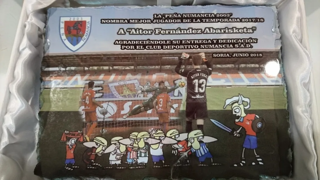 Foto 2 - La Pe&ntilde;a Numancia 2003 otorga el premio de &lsquo;Mejor Jugador&rsquo; a Aitor Fern&aacute;ndez