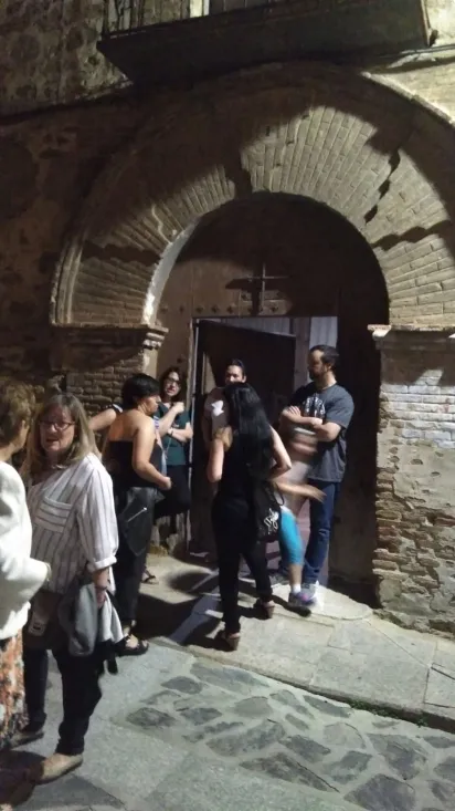 Foto 2 - &Aacute;greda enciende la hoguera ante la iglesia de San Juan