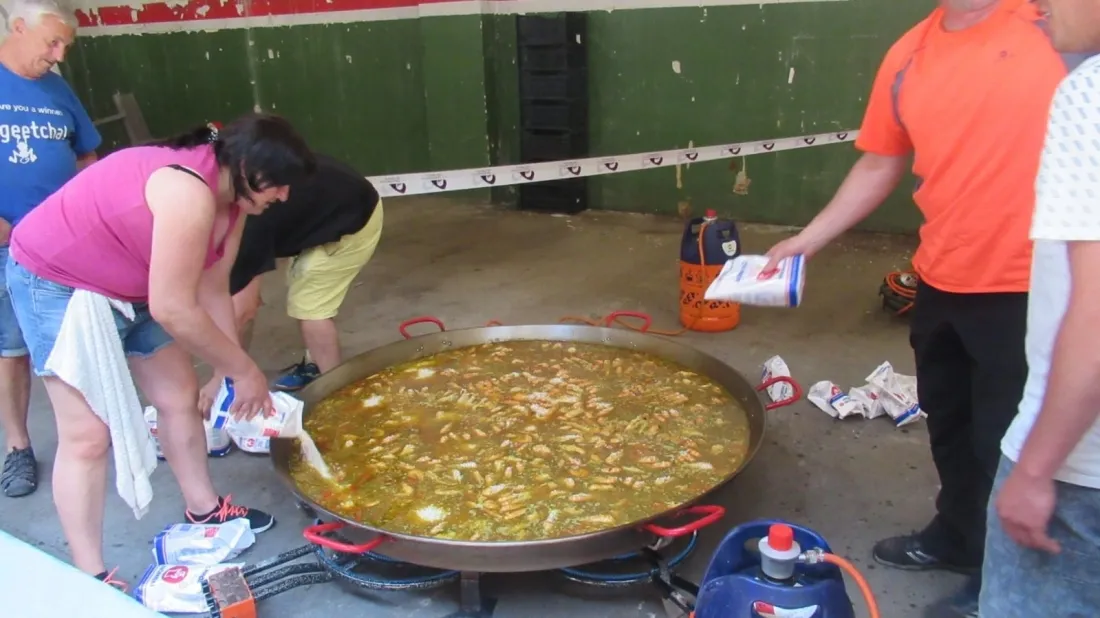 Foto 2 - Paella popular para los vecinos de Santa B&aacute;rbara