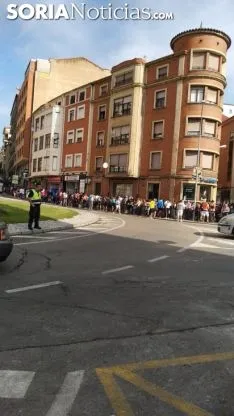 Largas colas en la parada de autobuses de El Espolón. SN.